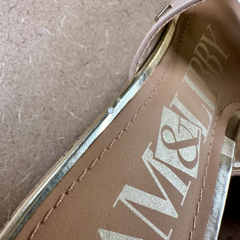 SAM&LIBBY, BEIGE PATENT,WEDGE SANDAL. CROSSOVER STRAPS ON A GOLDTRIMMED FOOTBED. - Picture 10 of 10